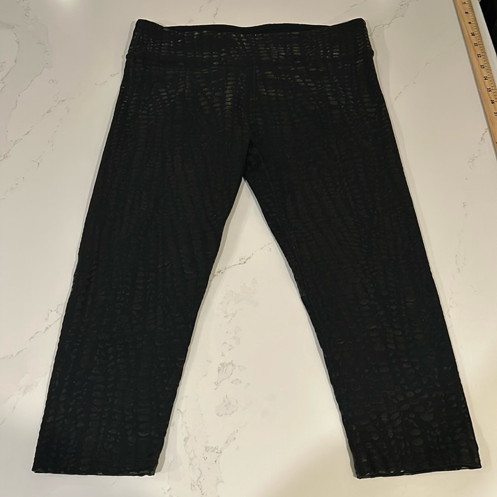 Fabletics Black Tone on Tone Pattern Print Cropped Capri Leggings Size Large